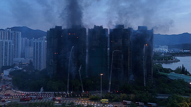 Bytov� komplex v Hongkongu zachv�til rozs�hl� po��r. (27. listopadu 2025)