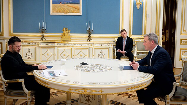Ukrajinsk� prezident Volodymyr Zelenskyj a tajemn�k americk�ho ministra obrany pro v�zbroj a v�cvik voj�k� Daniel Driscoll v Kyjev� (20. listopadu 2025)