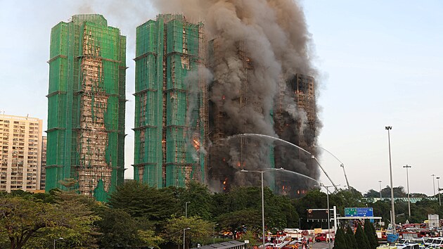 Rozs�hl� po��r zachv�til obytn� komplex v severn� ��sti Hongkongu. (26. listopadu 2025)