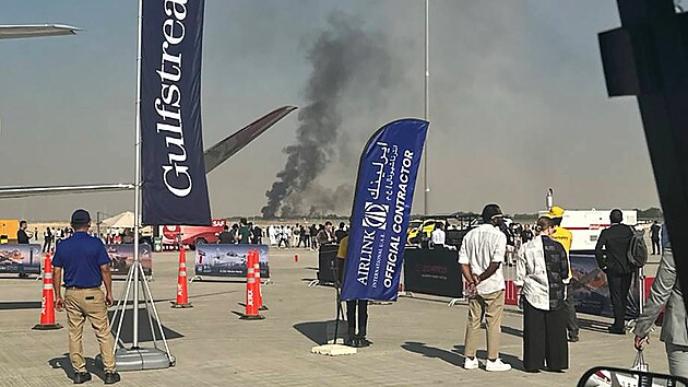 Na leteck� p�ehl�dce v Dubaji ve Spojen�ch arabsk�ch emir�tech havaroval lehk� indick� taktick� st�hac� letoun HAL Tejas. (21. listopadu 2025)