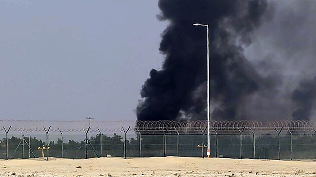 Na leteck� p�ehl�dce v Dubaji ve Spojen�ch arabsk�ch emir�tech havaroval lehk� indick� taktick� st�hac� letoun HAL Tejas. (21. listopadu 2025)