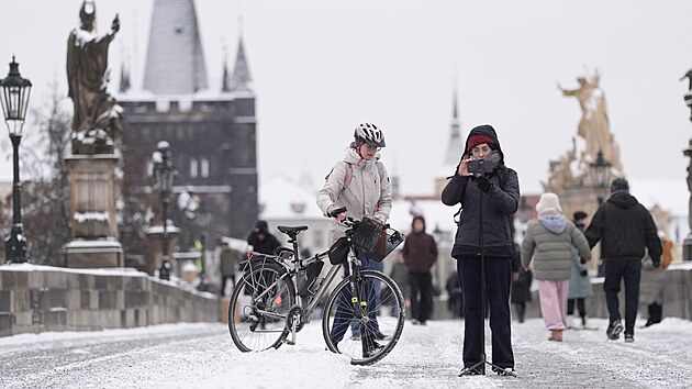 Prvn� sn�h v Praze. Sn�hov� nad�lka na Karlov� most�. (24. listopadu 2025)