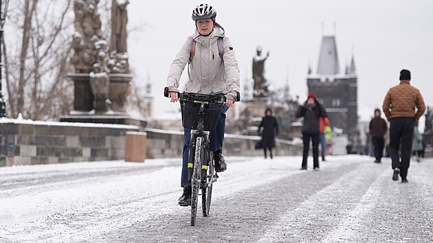 Prvn� sn�h v Praze. Sn�hov� nad�lka na Karlov� most�. (24. listopadu 2025)