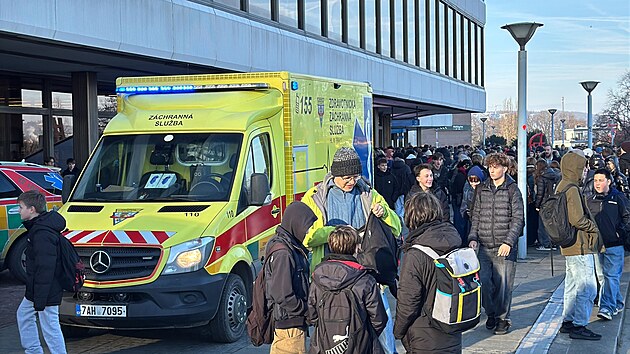 Zsah zdravotnickch zchran u Kongresovho centra v Praze. Ped vstupem na veletrh stednch kol se tvoila tlaenice. (28. listopadu 2025)