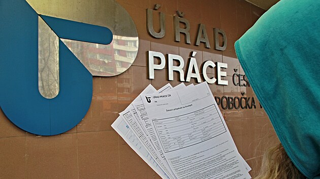 Jedna vynechaná domluvená schůzka bez doložení pádného důvodu doposud měla za následek vyřazení z evidence úřadu práce. Od října jsou pravidla o něco mírnější. Úřady totiž nově tolerují jedno takové promeškání za 12 měsíců. Vyškrtnutí z evidence ale stále přináší žadatelům o práci nepříjemnosti. A také finanční povinnosti. 