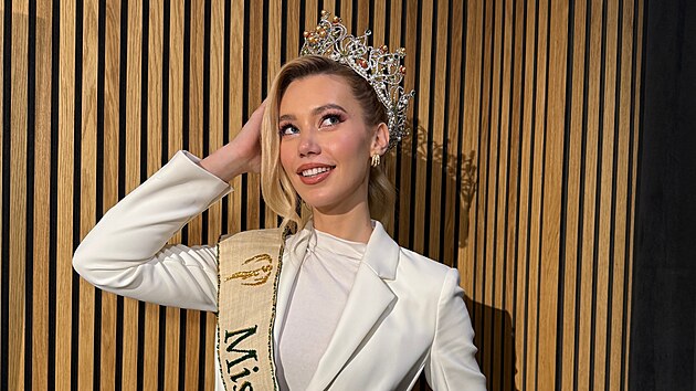 Hostem po�adu Rozst�el je Miss Earth 2025 Nat�lie Pu�kinov�. Po�ad moderuje Aneta D�dkov�.