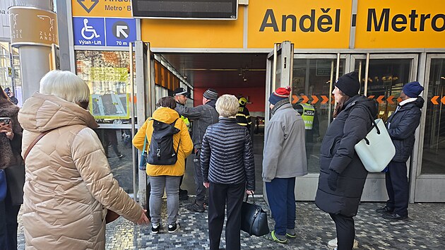 Ve stanici metra Andl spadl lovk do kolejit, st linky B stoj. (28. listopadu 2025)