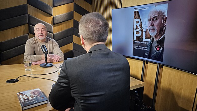 Hostem po�adu Rozst�el je Emeritn� major Miroslav Hyhl�k, kter� pat�� k legend�m bartolom�jsk�ch kriminalist�.