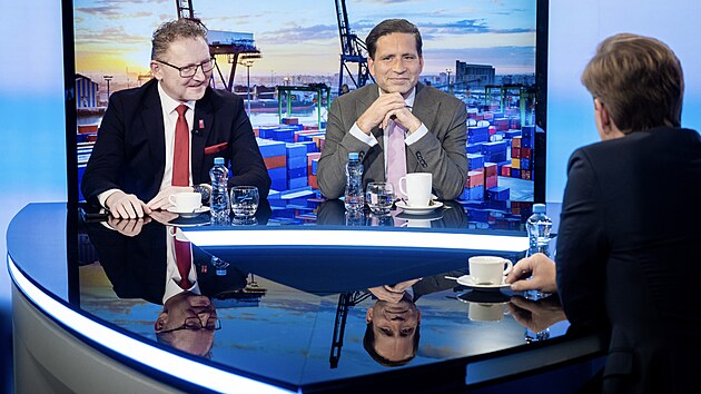 Hosty po�adu Kulat� st�l na t�ma Mezin�rodn� obchod a export jsou (zleva) Miroslav St��brn�, �editel obchodu a financov�n�, �esk� exportn� banka, Luk� Kovanda, hlavn�m ekonom Trinity Bank, moder�tor Vladim�r Vok�l a Vladim�r Kykal, advok�t PwC Legal.