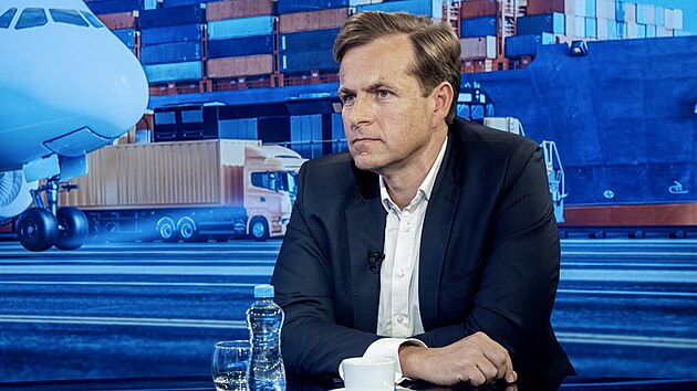 Hosty po�adu Kulat� st�l na t�ma Mezin�rodn� obchod a export jsou Miroslav St��brn�, �editel obchodu a financov�n�, �esk� exportn� banka, Luk� Kovanda, hlavn�m ekonom Trinity Bank, moder�tor Vladim�r Vok�l a Vladim�r Kykal (na sn�mku), advok�t PwC Legal.