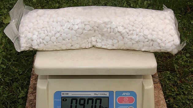 Kraj�t� kriminalist� ze severomoravsk�ho Toxi t�mu rozkryli rozs�hlou v�robu a distribuci pervitinu na Fr�decko-M�stecku a Ostravsku. Zadr�eli a obvinili t�i mu�e, kte�� mohli vyrobit a prodat a� 23 kg drogy. St�h�ni jsou vazebn�. Hroz� jim trest a� 12 let.