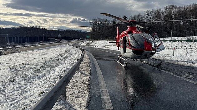 Kamion na sjezdu ze silnice I/68 narazil do protihlukov� st�ny. Padaj�c� kusy skel po�kodily t�i vozidla proj�d�j�c� na d�lnici D48. (24. listopad 2025)