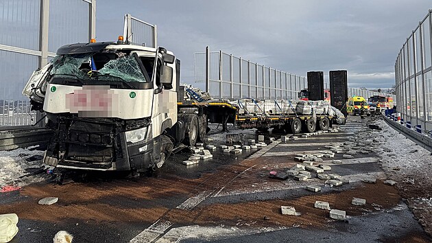 Kamion na sjezdu ze silnice I/68 narazil do protihlukov� st�ny. Padaj�c� kusy skel po�kodily t�i vozidla proj�d�j�c� na d�lnici D48. (24. listopad 2025)