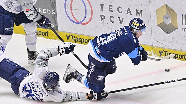 Plze�sk� Ond�ej P�eni�ka atakuje libereck�ho Tom�e Galvase.