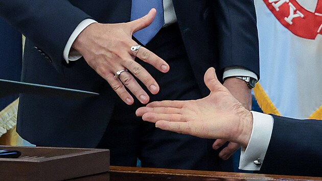 Americk� prezident Donald Trump se v B�l�m dom� setkal se zvolen�m newyorsk�m starostou Zohranem Mamdanim. Politici byli v��i sob� v�el� a p��tel�t�. (21. listopadu 2025)