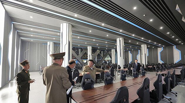 Severokorejsk� v�dce Kim �ong-un nav�tivil vznikaj�c� kybernetickou kav�rnu ve �tvr� Hwasong v Pchjongjangu. (4. dubna 2025)