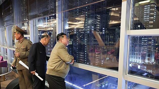 Severokorejsk� v�dce Kim �ong-un nav�tivil vznikaj�c� kybernetickou kav�rnu ve �tvr� Hwasong v Pchjongjangu. (4. dubna 2025)