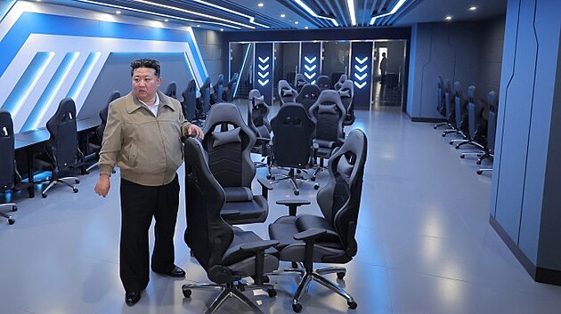 Severokorejsk� v�dce Kim �ong-un nav�tivil vznikaj�c� kybernetickou kav�rnu ve �tvr� Hwasong v Pchjongjangu. (4. dubna 2025)
