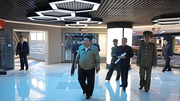 Severokorejsk� v�dce Kim �ong-un nav�tivil vznikaj�c� kybernetickou kav�rnu ve �tvr� Hwasong v Pchjongjangu. (4. dubna 2025)