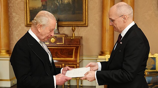 Kr�l Karel III. se setk�v� s �esk�m velvyslancem V�clavem Bartu�kou v Buckinghamsk�m pal�ci v Lond�n�. (20. listopadu 2025)