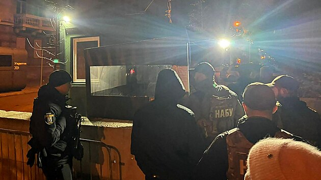 P��slu�n�ci N�rodn�ho protikorup�n�ho ��adu (NABU) proch�zej� kontroln�m stanovi�t�m ve vl�dn� �tvrti v Kyjev�, aby tam prohledali kancel�� Andrije Jermaka. (28. listopadu 2025)