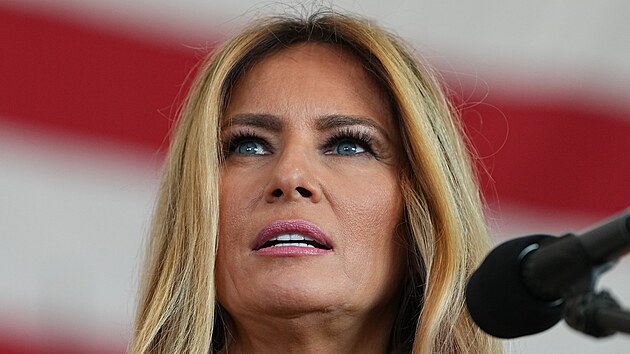 Prvn� d�ma Melania Trumpov� hovo�� na leteck� z�kladn� n�mo�n� p�choty New River v Jacksonville v Severn� Karol�n�. (19. listopadu 2025)