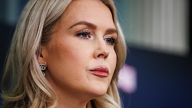 Tiskov� mluv�� B�l�ho domu Karoline Leavittov� hovo�� v B�l�m dom�. (12. listopadu 2025)