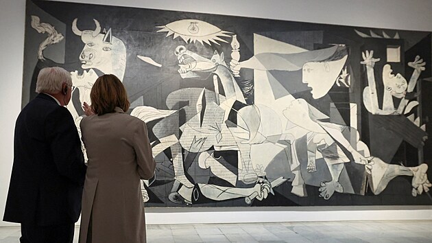N�meck� prezident Frank-Walter Steinmeier a prvn� d�ma Elke B�denbenderov� stoj� p�ed obrazem Pabla Picassa �Guernica� b�hem n�v�t�vy muzea Reina Sofia v Madridu. (26. listopadu 2025)
