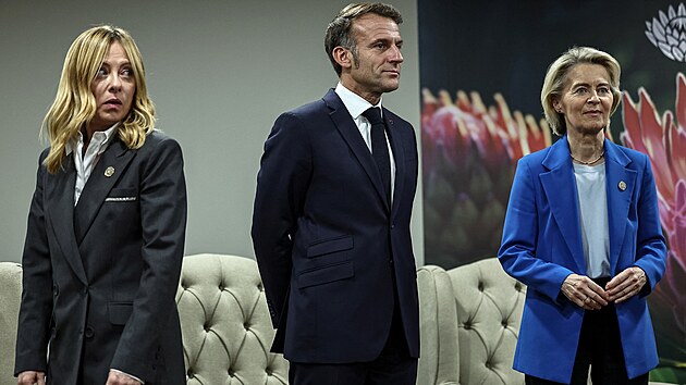 Italsk� premi�rka Giorgia Meloniov�, francouzsk� prezident Emmanuel Macron a p�edsedkyn� Evropsk� komise Ursula Von der Leyenov� se sch�zej� p�ed summitem G20 v Johannesburgu v Ji�n� Africe. (22. listopadu 2025)