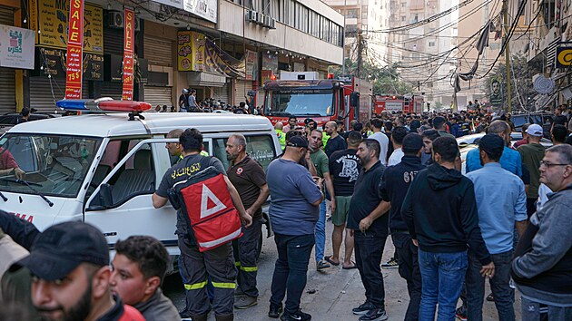 Lid� se shroma��uj� na ulici po izraelsk�m �deru v libanonsk�m Bejr�tu, kter� c�lil na �lena ��itsk�ho hnut� Hizball�h. (23. listopadu 2025)