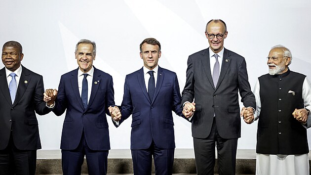 Prezident Angoly a p�edseda Africk� unie Joao Lourenco, kanadsk� premi�r Mark Carney, francouzsk� prezident Emmanuel Macron, n�meck� kancl�� Friedrich Merz a indick� premi�r Narendra Modi se dr�� za ruce p�i focen� b�hem summitu l�dr� G20 v Ji�n� Africe. (22. listopadu 2025)
