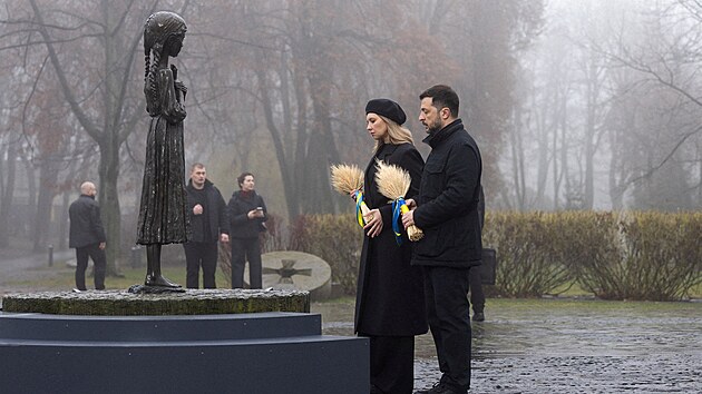 Ukrajinsk� prezident Volodymyr Zelenskyj a prvn� d�ma Olena Zelensk� nav�t�vuj� pam�tn�k ob�tem holodomoru b�hem vzpom�nkov� ceremonie v Kyjev�. (22. listopadu 2025)