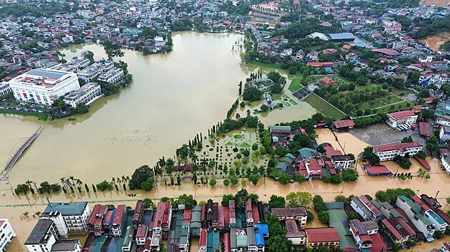 Z�plavy ve Vietnamu si vy��dali ji� 55 ob�t�, dal�� lid� se poh�e�uj�.