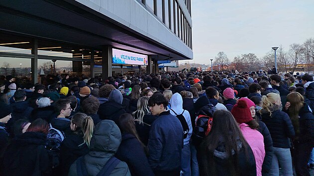 Davy u vstupu na veletrh stednch kol Schola Pragensis v Kongresovm centru v Praze (28. listopad 2025)