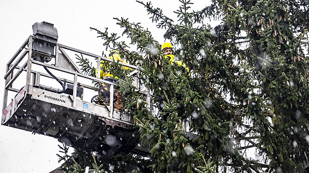 Zdoben� v�no�n�ho stromu na Starom�stsk�m n�m�st� v Praze (26. listopadu 2025)