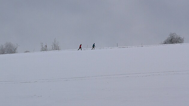 Ve vy���ch parti�ch kraje, nap��klad ve ���rsk�ch vr��ch, si u� b�ka�i u�ij� solidn� svezen�. Na sn�mku okol� Sklen�ho a T�ech Studn�.