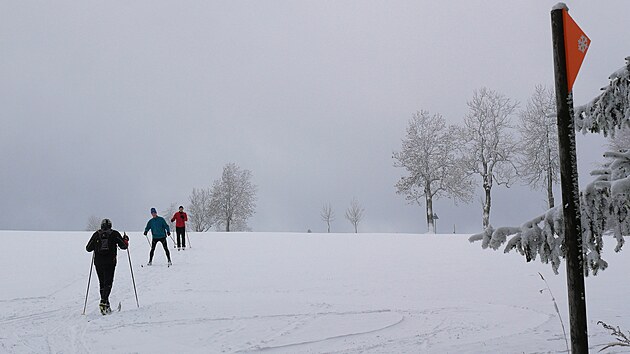 Ve vy���ch parti�ch kraje, nap��klad ve ���rsk�ch vr��ch, si u� b�ka�i u�ij� solidn� svezen�. Na sn�mku okol� Sklen�ho a T�ech Studn�.