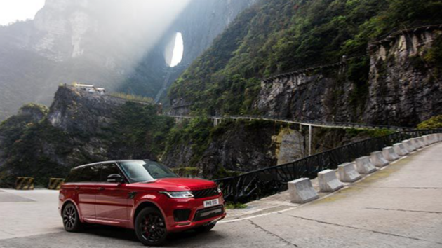 Range Rover Sport vyj�d� schody na ��nsk� ho�e Tianmen.