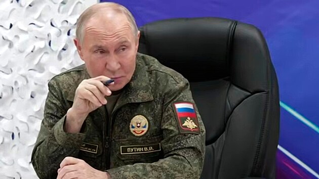 Rusk� prezident Vladimir Putin p�i n�v�t�v� velitelsk�ho stanovi�t� rusk�ch sil �Z�pad�. (20. listopadu 2025)