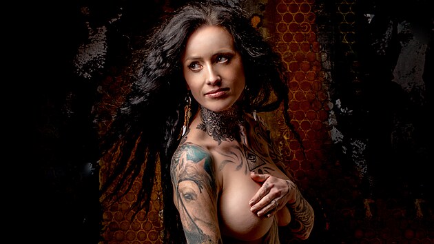 Nab�dnout �en� vnit�n� zrcadlo, shrnuje jeden z motiv� sv�ch fotek Petra Kubicov�.