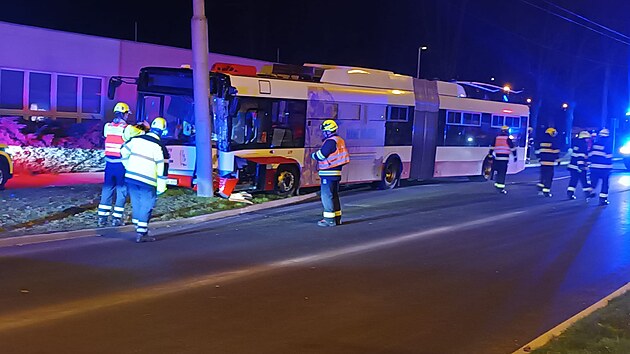 V �st� nad Labem narazil trolejbus do sloupu trolejbus, n�kolik lid� se lehce zranilo. (22. listopadu 2025)