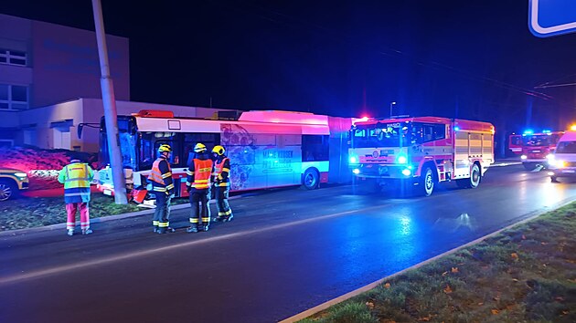 V �st� nad Labem narazil trolejbus do sloupu trolejbus, n�kolik lid� se lehce zranilo. (22. listopadu 2025)