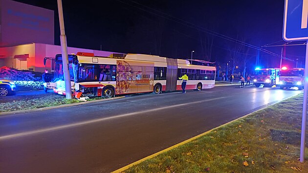 V �st� nad Labem narazil trolejbus do sloupu trolejbus, n�kolik lid� se lehce zranilo. (22. listopadu 2025)