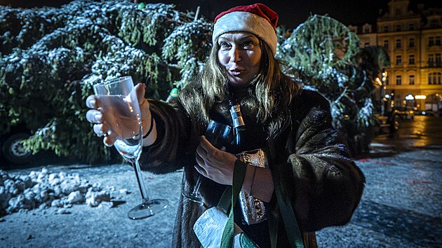 V�no�n� strom p�ed instalac� na Starom�stsk�m n�m�st� v Praze. (25. listopadu 2025)