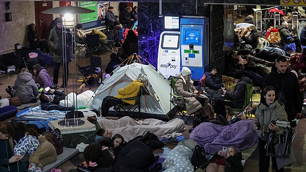 Lid� p�e�k�vaj� rusk� n�let v kyjevsk�m metru. (25. listopadu 2025)