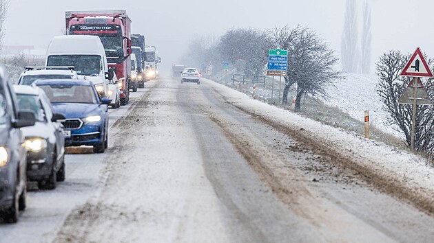 Komplikace na kr�lov�hradeck�ch silnic�ch. (24. listopadu 2025)