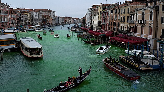 Kanál vedoucí skrze italské Benátky byl obarven na zeleno při protestu hnutí Rebelie proti vyhynutí. (22. listopadu 2025)