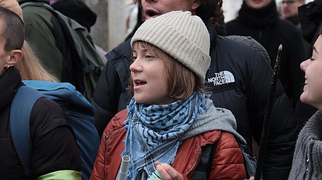 Aktivistka Greta Thunbergová podporuje protest hnutí Rebelie proti vyhynutí v italských Benátkách. (22. listopadu 2025)