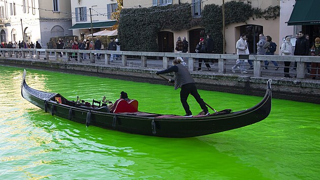 Kanál vedoucí skrze italský Milán byl obarven na zeleno při protestu hnutí Rebelie proti vyhynutí. (22. listopadu 2025)