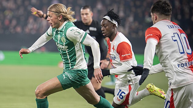 Obr�nce Vlasij Sinjavskij z Bohemians unik� s m��em Davidu Mosesovi ze Slavie.
